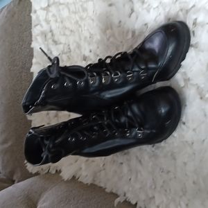 Guess Black leather boots.good condition